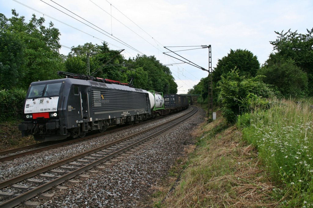 ES 64 F4-282 mit einem KLV-Zug gen Norden am 25.06.13 kurz vor dem Hp Schallstadt.
Der Lokfhrer hatte wohl vergessen, das richtige Spitzensignal nach dem Stand an der Schweizer Grenze wieder einzuschalten, sodass immer noch das SBB- Standlicht  (Besetzter Zug) aktiv war.