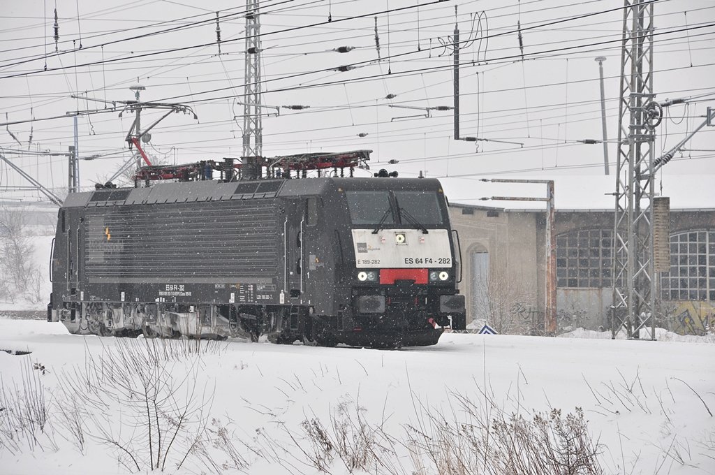 ES 64 F4 282 solo in Schleichfahrt aus Richtung Greifswald in den Bf Stralsund am 15.02.2010