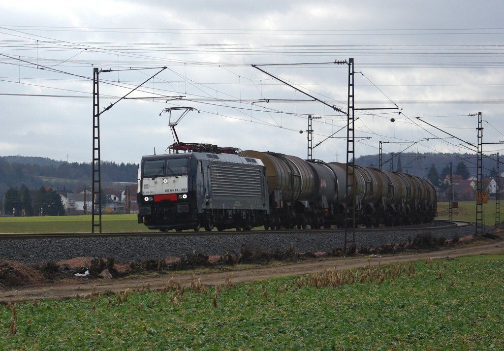 ES 64 F4-283 mit einem ler (DGS 93832 RMKL - BGU (Sdl.)) in Fahrtrichtung Norden zwischen Friedlos und Mecklar. Aufgenommen am 27.02.2010.