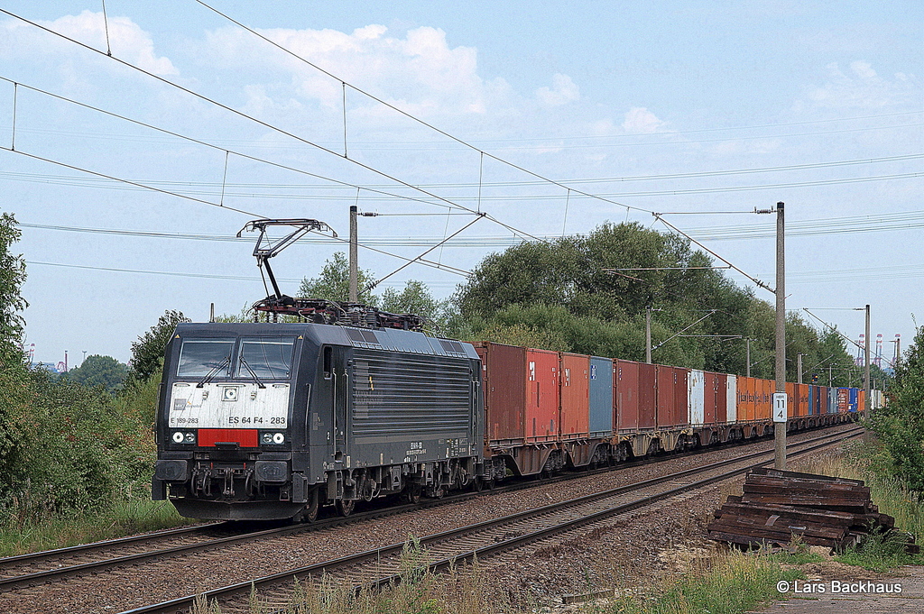 ES 64 F4-283 TXL hat am 10.09.12 einen weiteren Kistenzug aus Hamburg-Waltershof am Haken und rollt nun durch Hamburg-Moorburg Hafenauswrts.