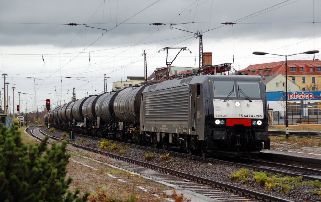ES 64 F4 - 285 zieht am 06.11.10 einen Kesselwagenzug durch Merseburg Richtung Gro�korbetha.