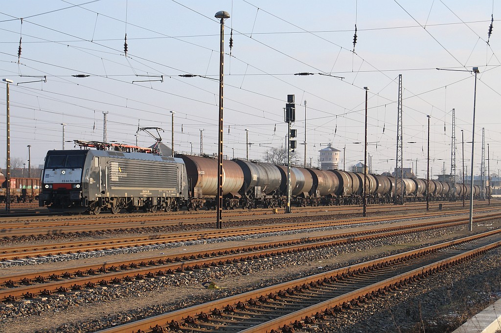 ES 64 F4-285 mit einem Kesselwagenzug nach Stendell am 28.01.2011 in Angermnde
