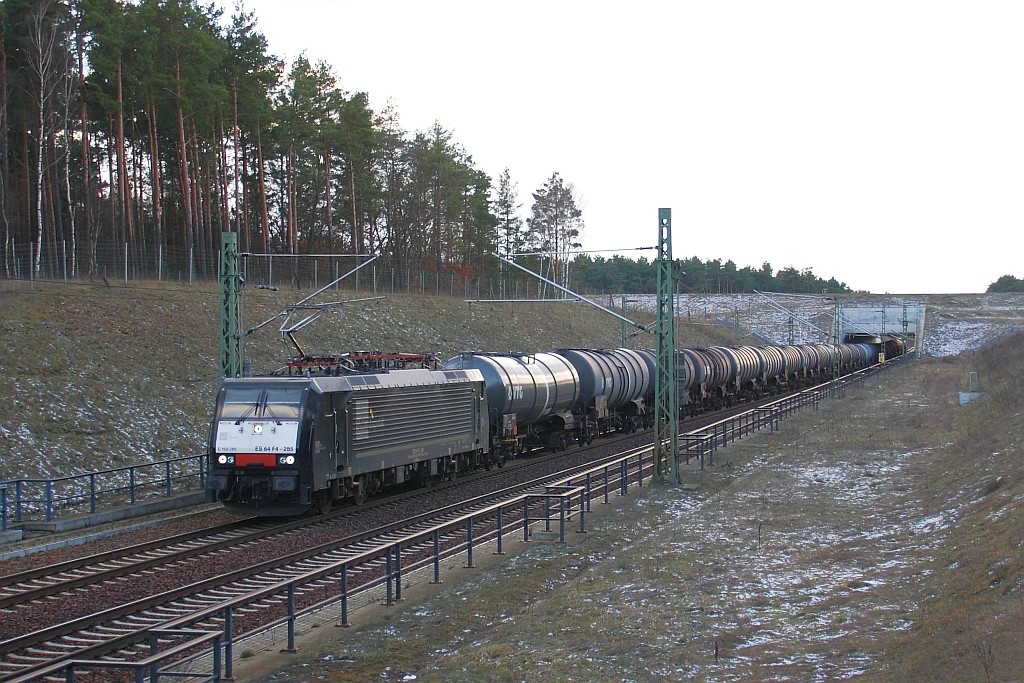 ES 64 F4-285 unterquert am 27.01.2011 mit einem Kesselwagenzug den Oder-Havel-Kanal bei Eberswalde