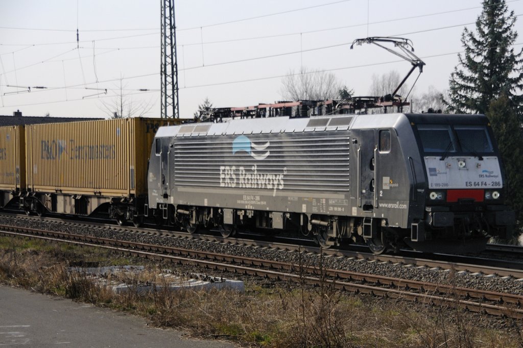 ES 64 F4-286 der ERS-Railway strebt Darmstadt entgegen, eine der strkst befahrensten Gterzugmagistralen nutzend. (KBS 650). 12. Mrz 2011 .