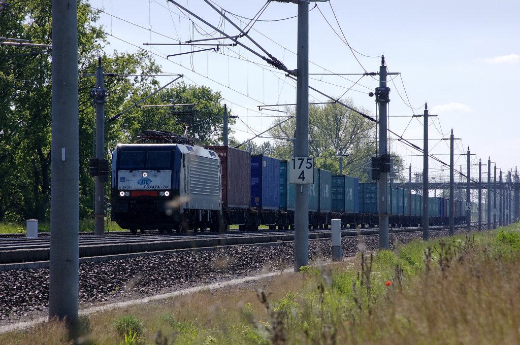 ES 64 F4 - 288 der ITL mit einem Containerzug zwischen Growudicke und Rathenow in Richtung Wustermark. 04.06.2010