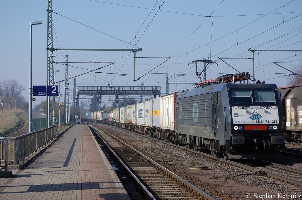 ES 64 F4 - 288 (189 288-4) von der MRCE im Dienst fr die ITL mit einem Containerzug in Niederndodeleben und ist in Richtung Magdeburg unterwegs. 01.03.2011