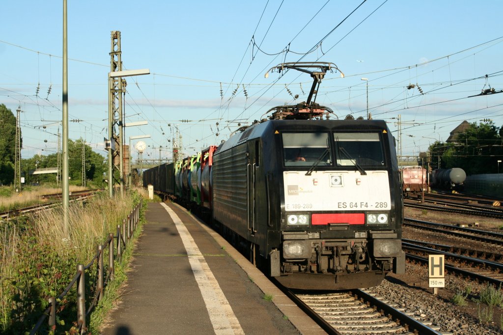 ES 64 F4-289 mit einem gemischten KLV-Zug am Abend des 21.06.13 bei der Durchfahrt in Mainz-Bischofsheim Pbf.