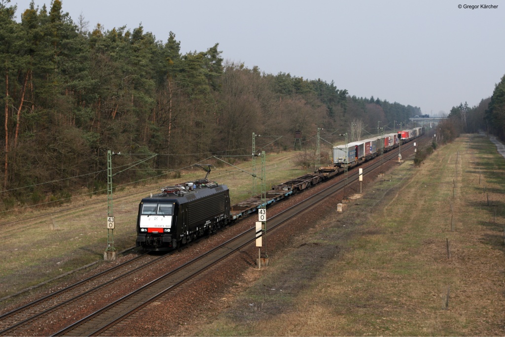 ES 64 F4 - 840 (189 840) mit einem KLV Richtung Sden. Aufgenommen am 28.03.2013 bei Graben-Neudorf.