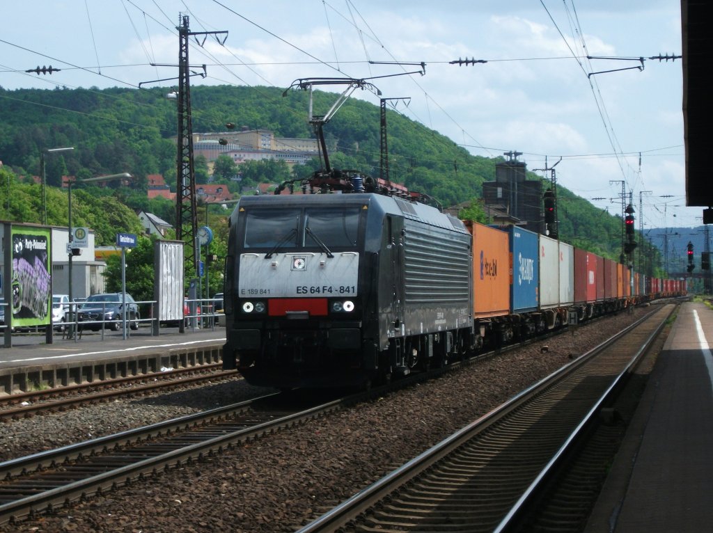 ES 64 F4-841 durchf�hrt am 19.Mai 2012 mit einem Containerzug den Bahnhof Gem�nden Richtung Jossa.