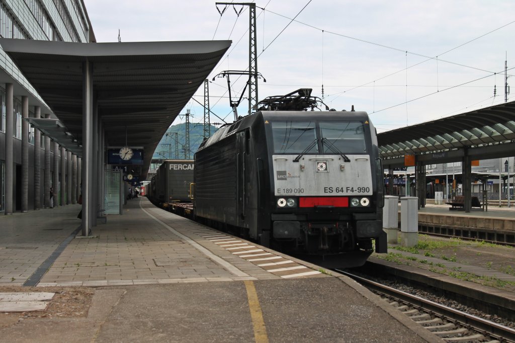 ES 64 F4-990 am 09.05.2013 bei der Durchfahrt auf Gleis 1 mit einem Containerzug in Freiburg (Brsg) Hbf.