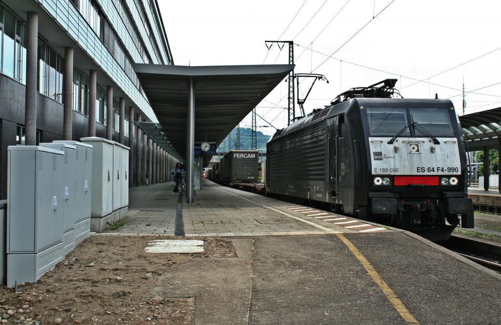 ES 64 F4-990 mit einem KLV-Zug am 09.05.13 bei der Durchfahrt in Freiburg (Breisgau) Hbf.