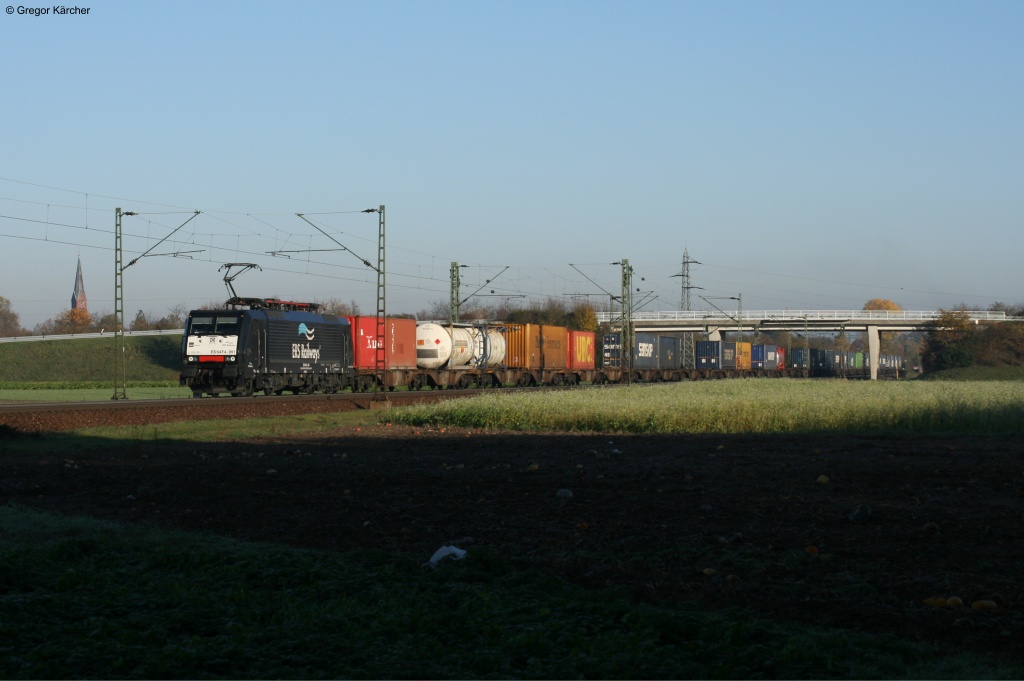 ES 64 F4 991 (E 189 091) mit einem Containerzug Richtung Süden. Aufgenommen am 09.11.2012 bei Graben-Neudorf.