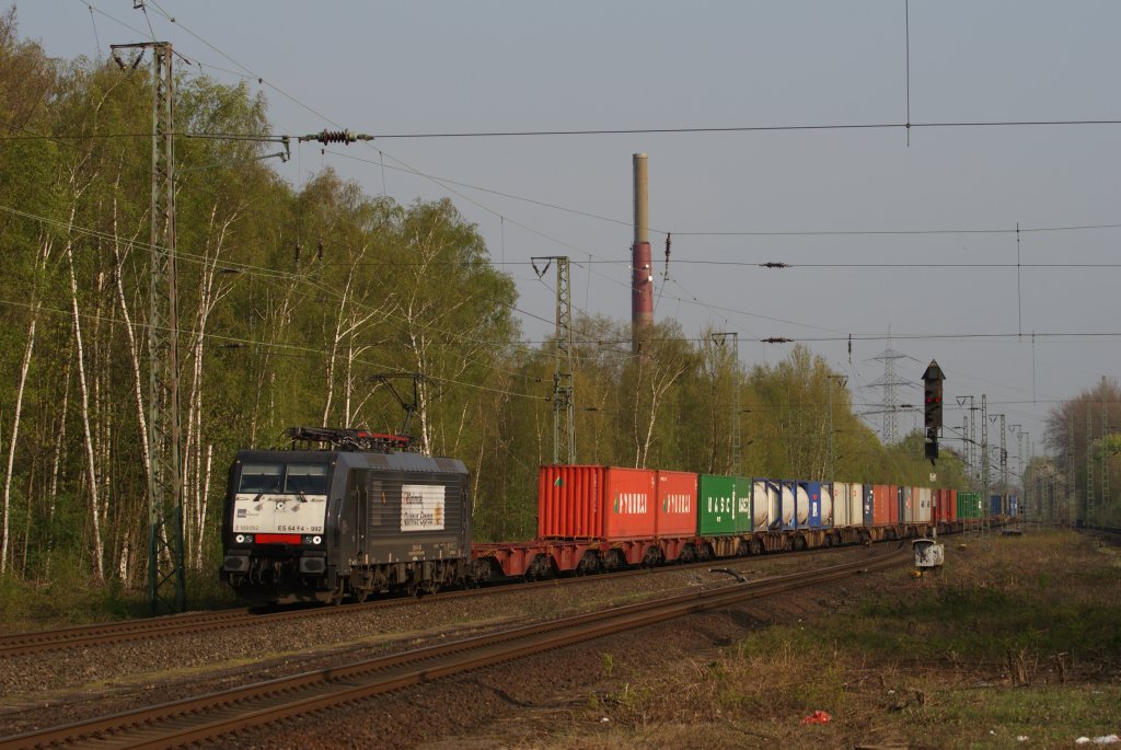 ES 64 F4-992 (189 092-0  mit einem Containerzug bei der Durchfahrt durch Dinslaken am 13.04.2011