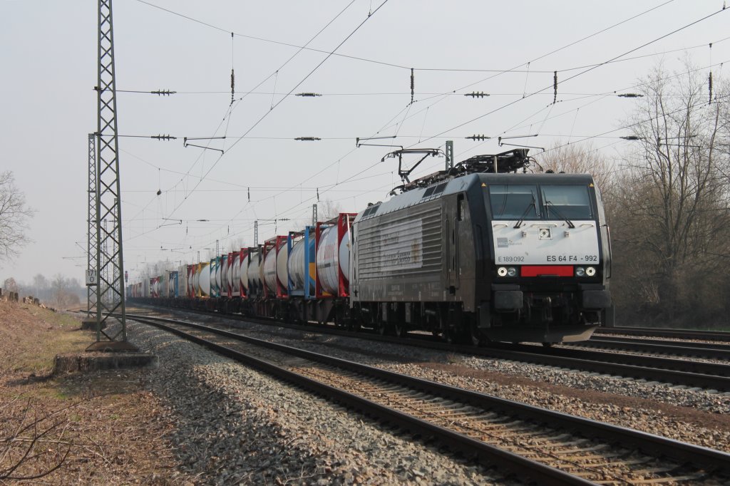 ES 64 F4-992 (alias 189 092-0) von HTRS Nederland B.V. aus Rotterdam mit einem KLV mit Kesselcontainer am 04.04.2013 kurz vor Orschweier.