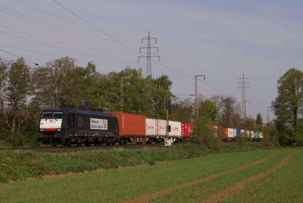 ES 64 F4-992 mit einem Containerzug in Oberhause-Sterkrade am 16.04.2011