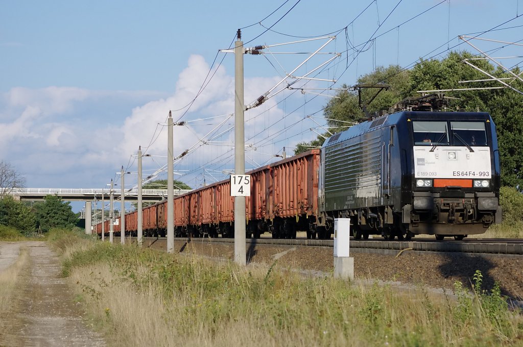 ES 64 F4 - 993 (189 093-8) mit Waggons des Typ´s Eanos-x zwischen Growudicke und Rathenow in Richtung Stendal. 18.08.2010