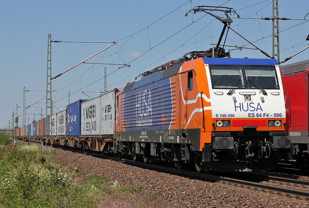 ES 64 F4-996 / E189 096 der HUSA Transportation hinter dem Hp. Porz(Rhein) am 30.05.2011