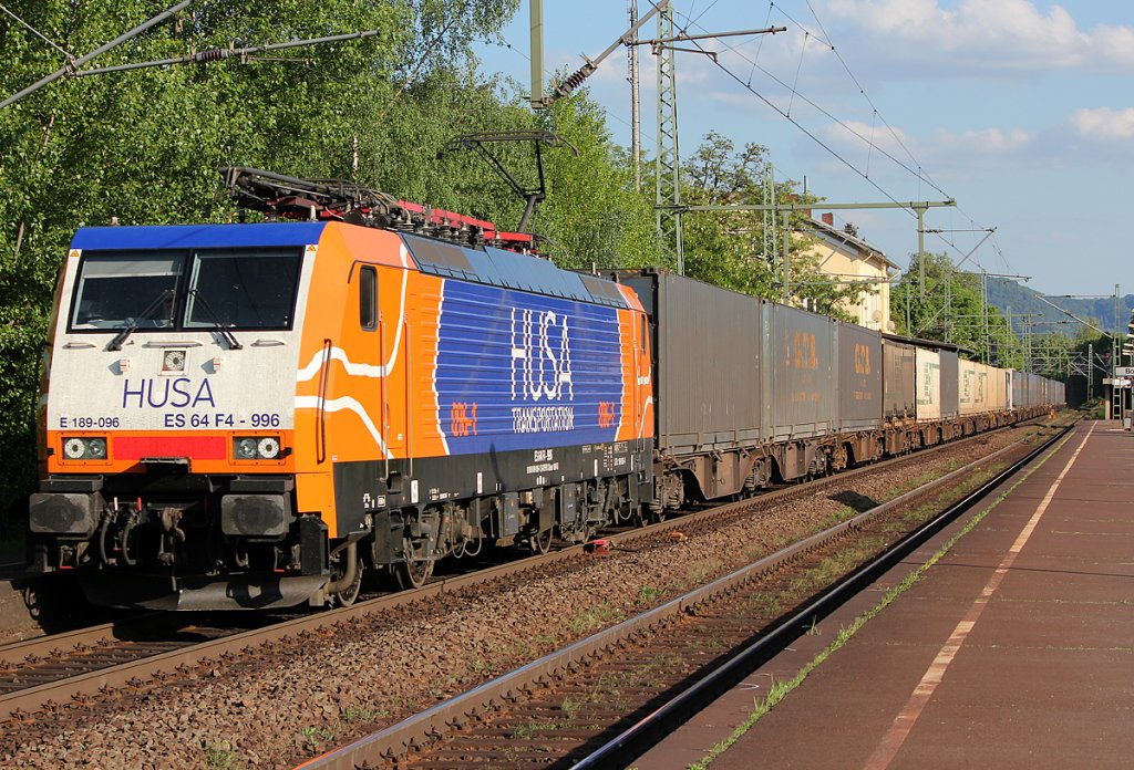 ES 64 F4-996 der HUSA Transportation mit Containerzug in Bonn Oberkassel am 01.05.2011