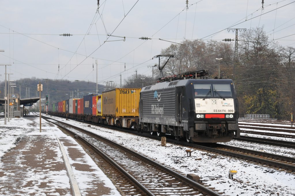 ES 64 F4-999 (189 099) der ERS Railways zieht einen Containerzug durch Kln-West. Aufgenommen am 27/11/2010.