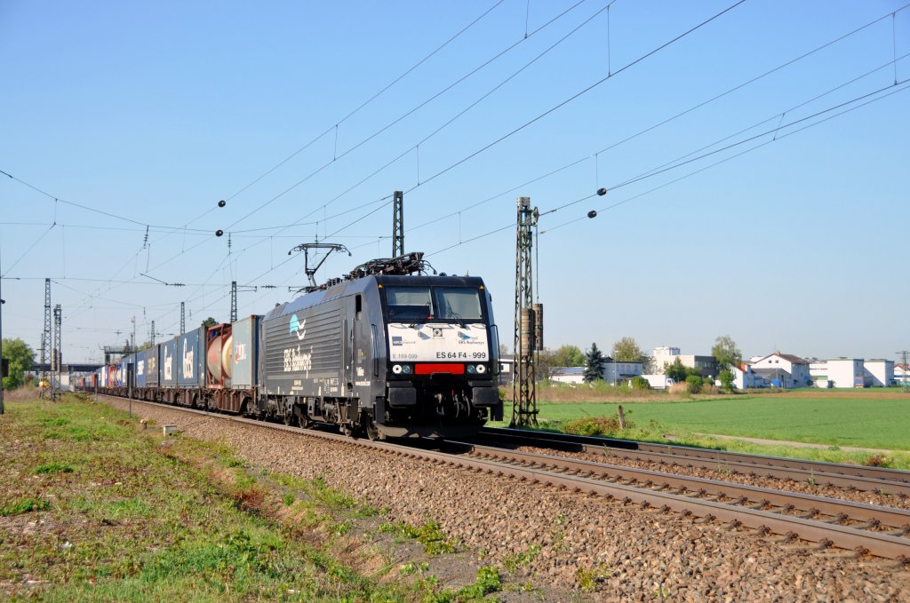 ES 64 F4 999 MRCE-ERS mit KLV-Zug Richtung Darnstadt in Gro�sachsen-Heddesheim am 24.4.10