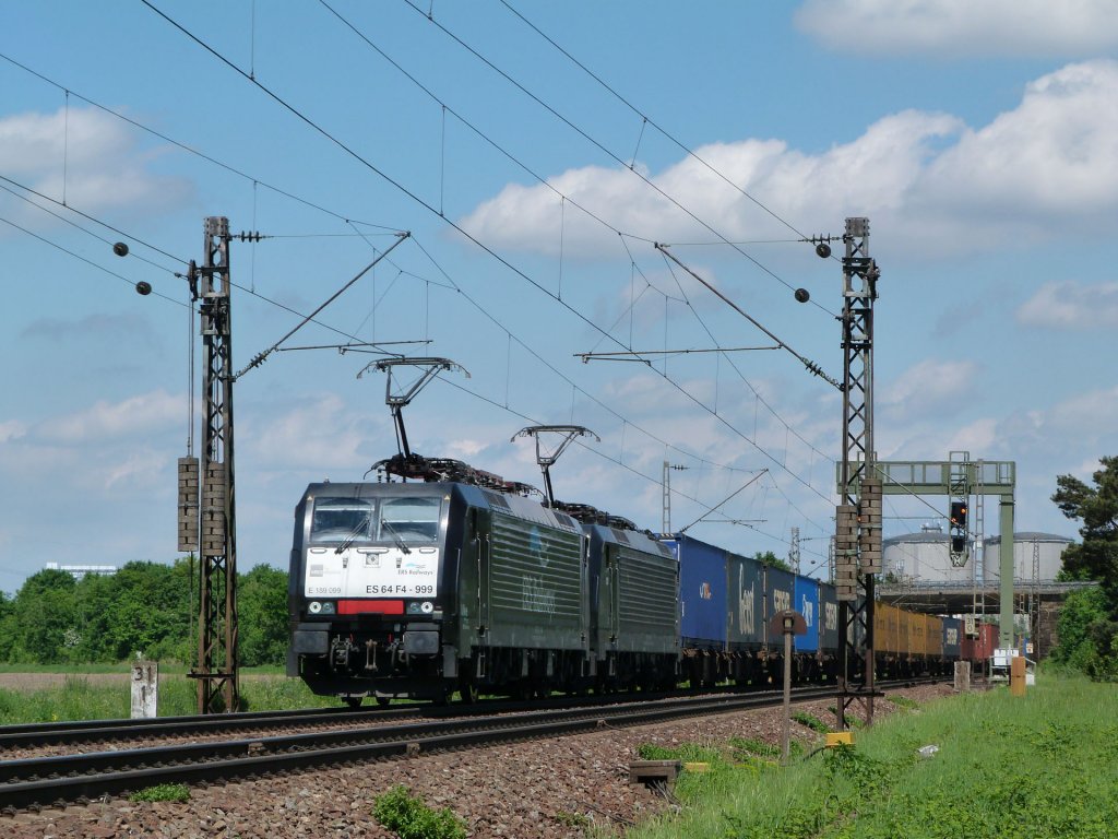 ES 64 F4 999 sowie ES 64 F4 110 fahren am 18.05.13 mit einem Containerzug Richtung Karlsruhe. Eingefangen zwischen Waghusel und Wiesental.