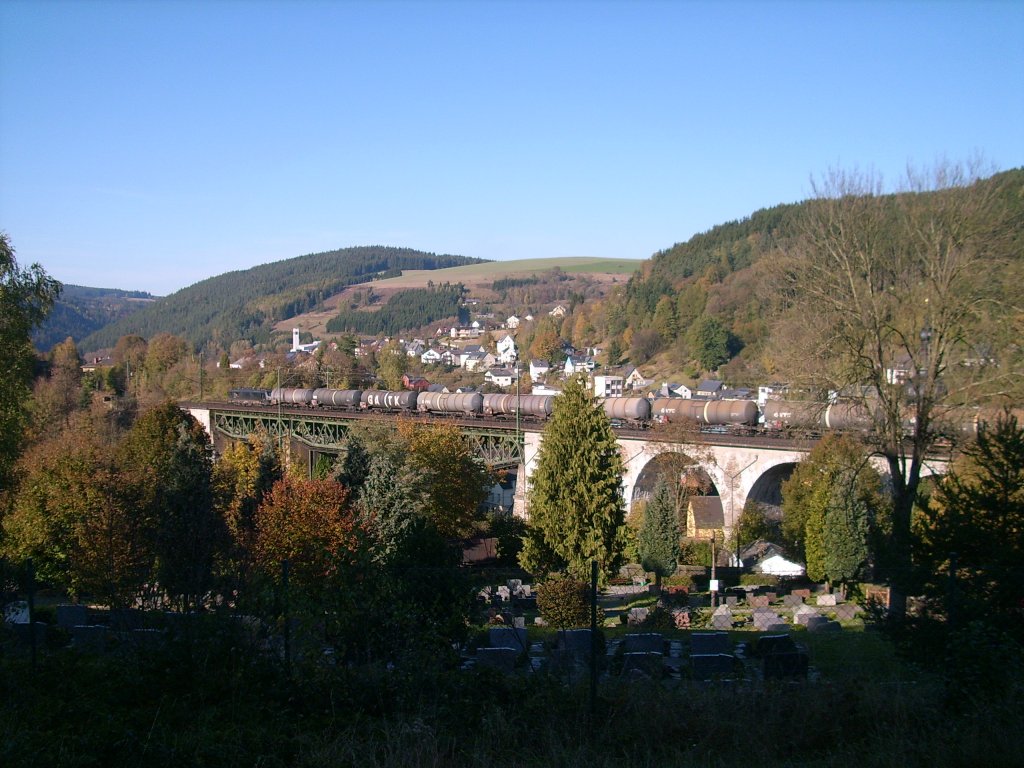 ES 64 F4 der MRCE berfhrt am 22.10.2011 mit einem Kesselwagenzug die Trogenbachbrcke in Ludwigsstadt auf der Frankenwaldbahn.