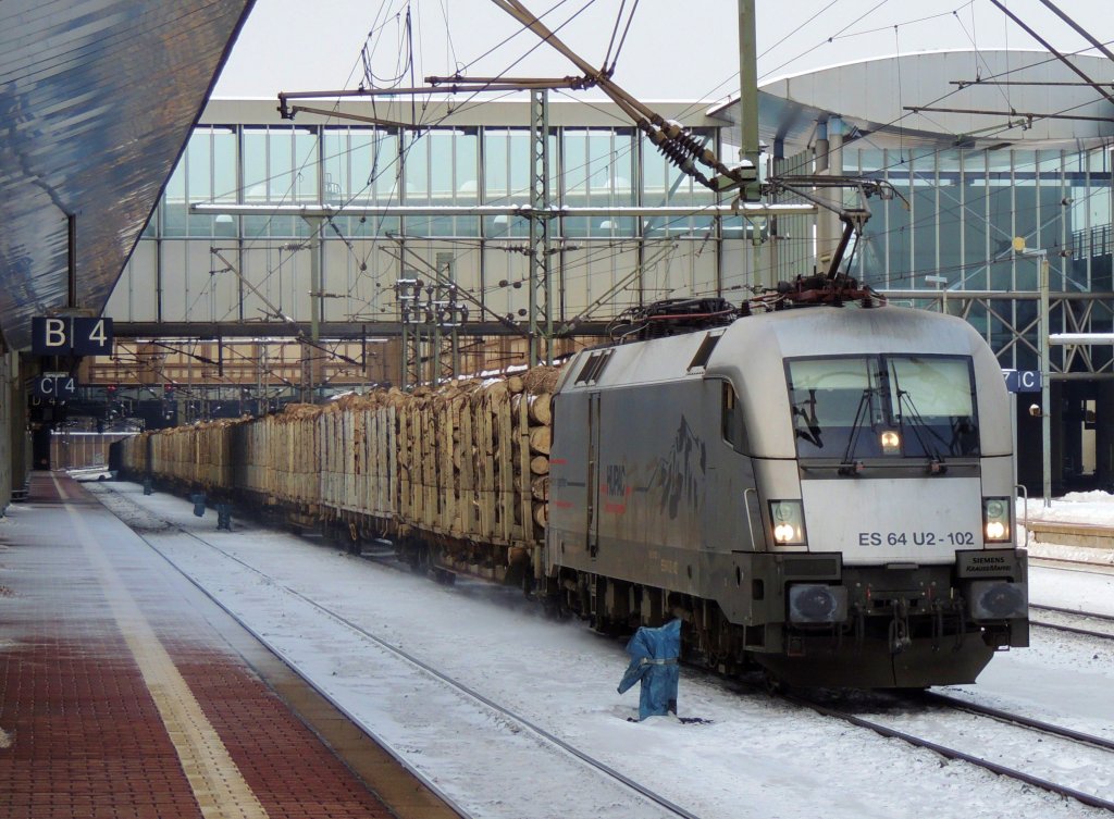 ES 64 der HUPAC mit langem Holzzug durchfhrt Kassel-Wilhelmshhe (26.01.2013).