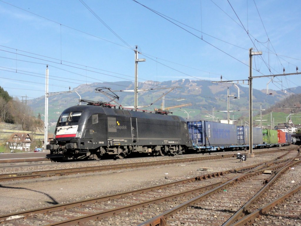ES 64 U 2 099 bei der Durchfahrt in Schwyz am 31.03.2012