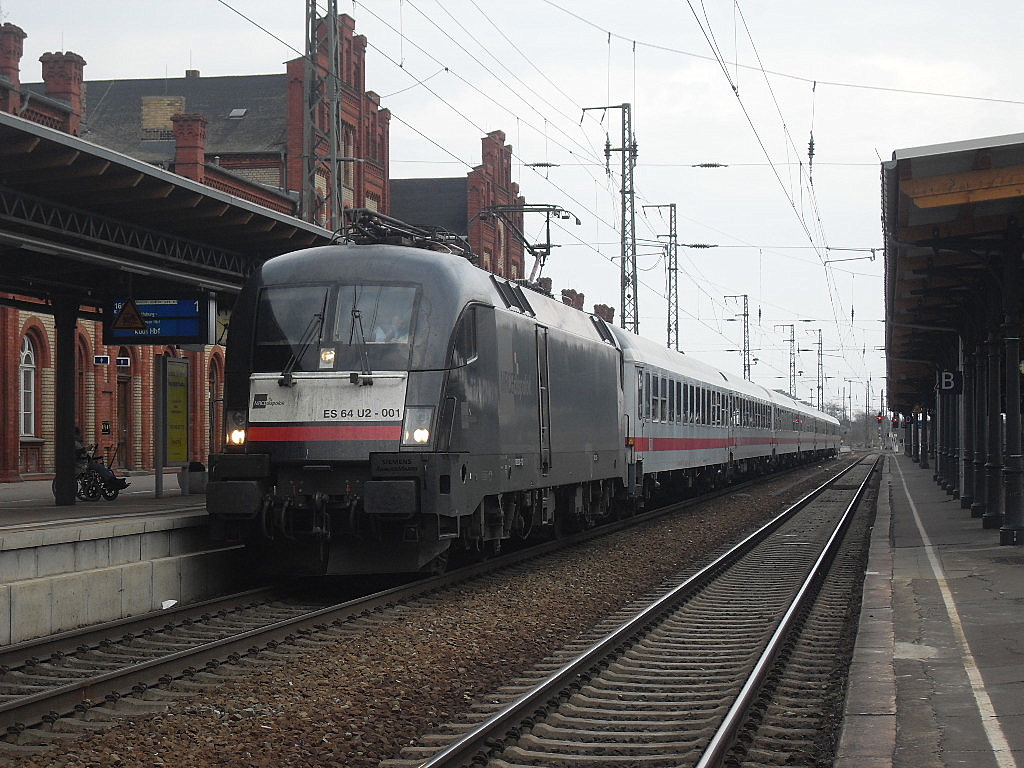 ES 64 U2-001 (182 501)mit IC 1923 am 03.04.2011 in Stendal.