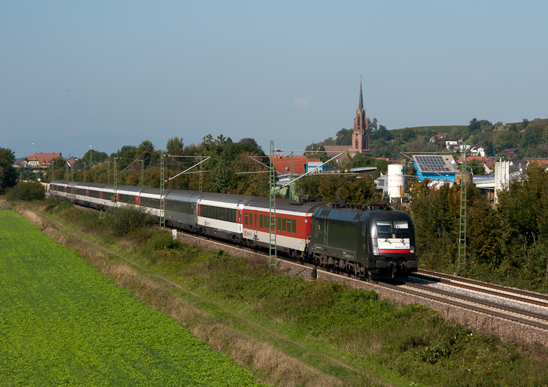 ES 64 U2 - 001 am 25. September 2011 mit dem EC 7 (Dortmund Hbf - Chur) bei Teningen. Der Speisewagen hing an diesem Tag auerplanmig hinter der Lok und nicht wie blich zwischen der 1. und 2. Klasse.