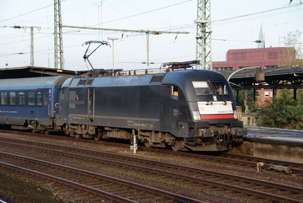 ES 64 U2-001 mit Schweizer Nachtzugwagen vor einem roten Signal in Dortmund Hbf.