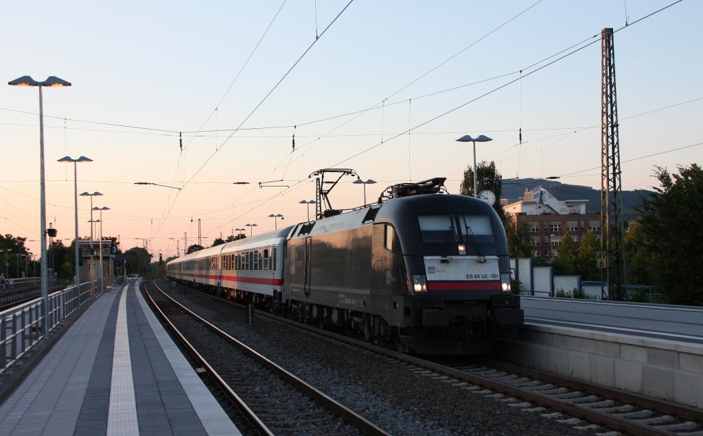 ES 64 U2-001(182 501) mit IC 2297 von Frankfurt(Main)Hbf nach Stuttgart Hbf.Am 19.07.10 bei der Einfahrt in Bensheim.