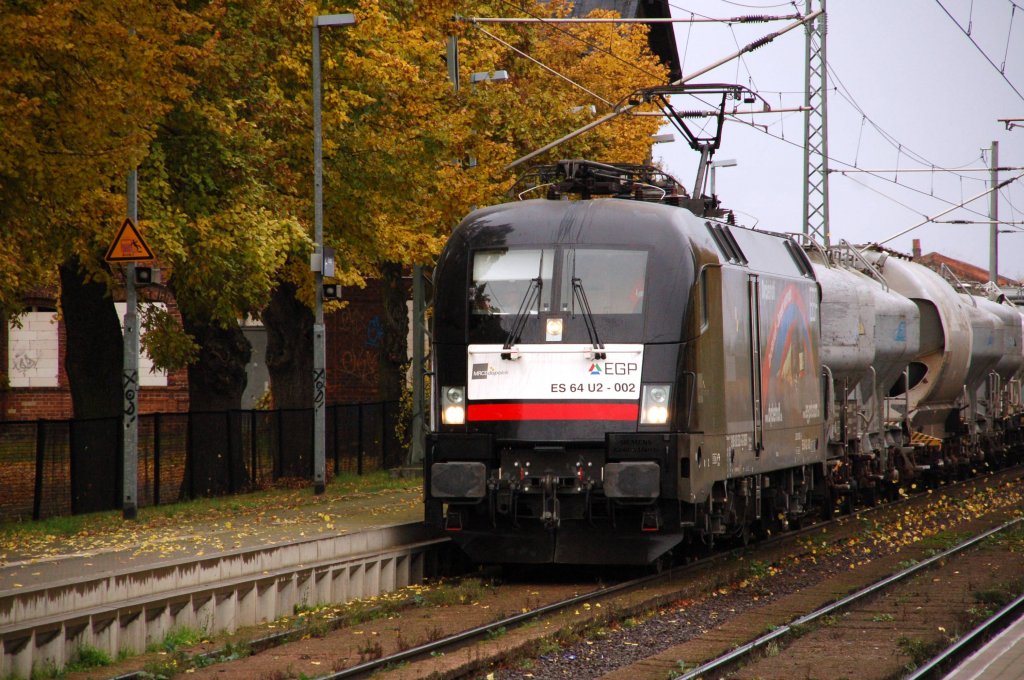 ES 64 U2 - 002 der EGP zieht am 27.10.09 den leeren Zementzug aus Richtung Berlin kommend durch Brehna Richtung Deuna.