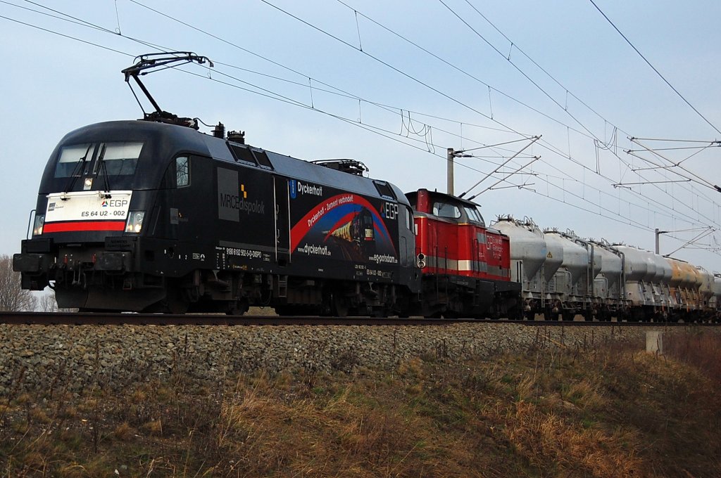 ES 64 U2 - 002 (182 502-5) der EGP mit einem Zementzug. Als Wagenlok war die 212 024-4 der EGP. Zwischen Buschow und Nennhausen. 26.03.2010