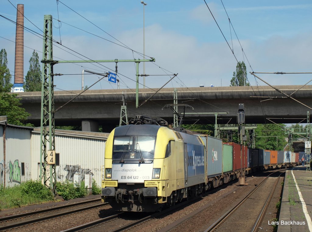 ES 64 U2-003 von boxXpress hat am 5.06.10 einen Containerzug aus Hamburg-Waltershof am Haken und passiert hier gerade Hamburg-Harburg.