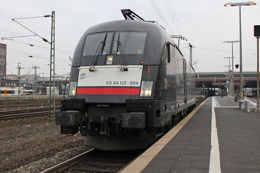 ES 64 U2-004 am 2.4.12 bei der Ausfahrt in Dsseldorf Hbf.