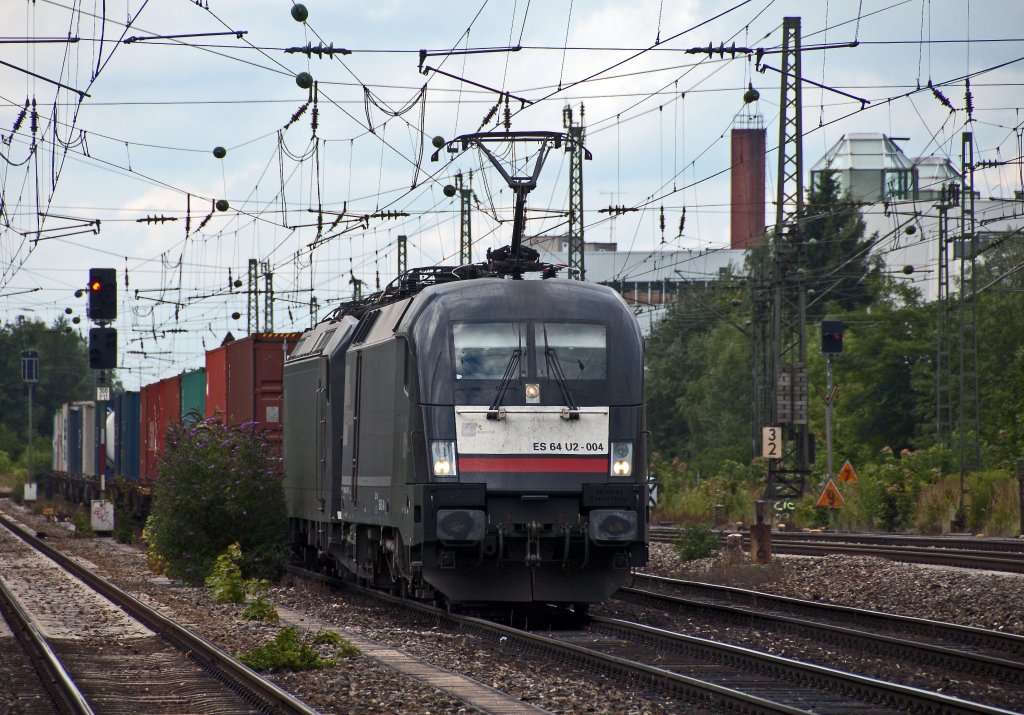 ES 64 U2 004 am 03.08.2010 bei der Durchfahrt durch Mnchen Heimeranplatz.
