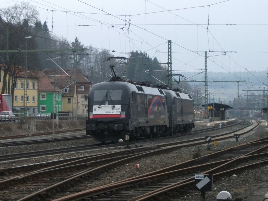 ES 64 U2-004 von MRCE (ziehend) und ES 64 U2-002 von EGP durchfahren am 05.April 2013 den Bahnhof Kronach Richtung Saalfeld. Die beiden Loks wurden an Hectorrail verkauft.