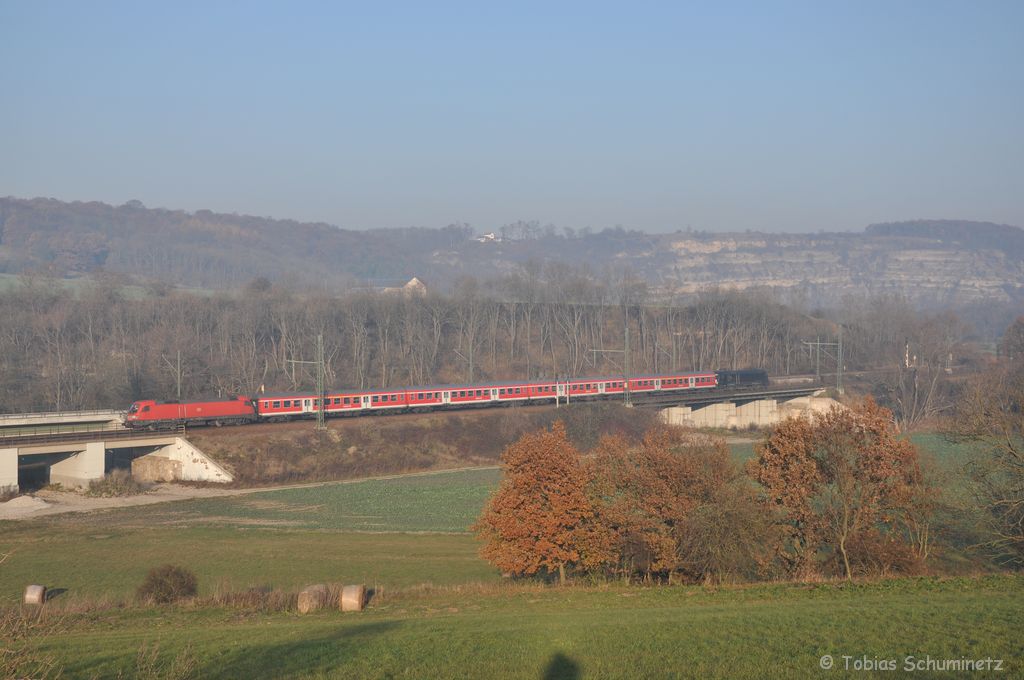 ES 64 U2 - 005 + 182 015 am 13.11.2011 mit einer Rb nach Halle am Abzw. Saaleck