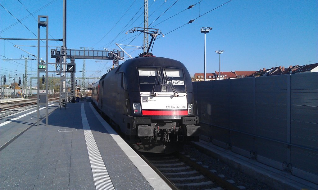 ES 64 U2 - 005 schiebt am 19.10.2012 eine RB nach Halle (Saale) aus Erfurt heraus. 