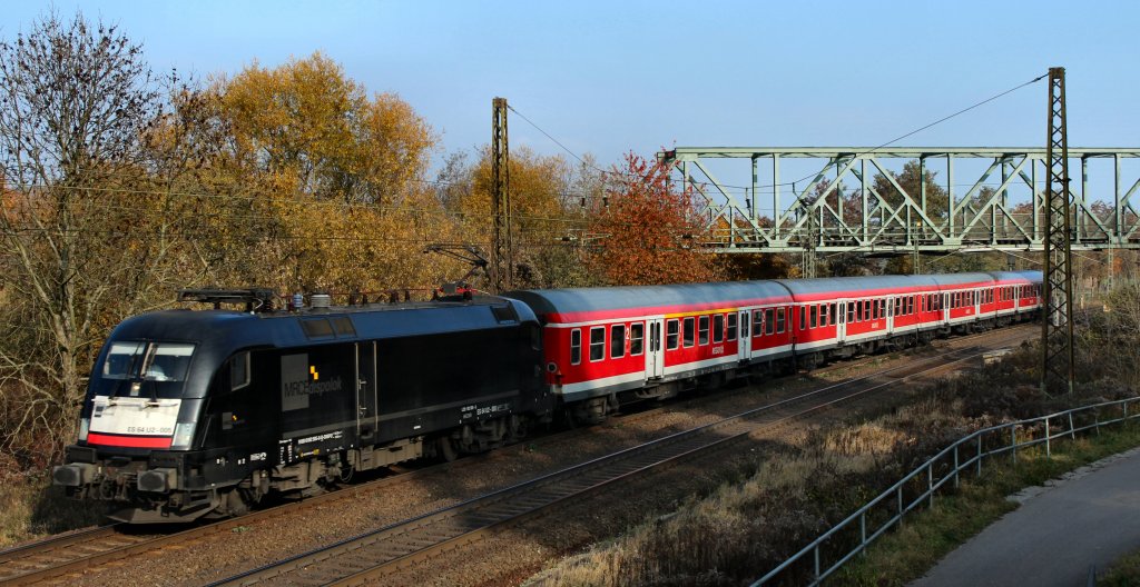 ES 64 U2-005 als RB 16322 nach Eisenach bei der Einfahrt in Naumburg (Saale). Über die Brücke im Hintergrund verläuft die Strecke nach Naumburg (Saale) Ost; 03.11.11