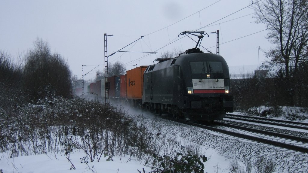 ES 64 U2-005 kurz 182 005 mit einem Contaienerzug in Hannover Limmer am 13.02.2010 