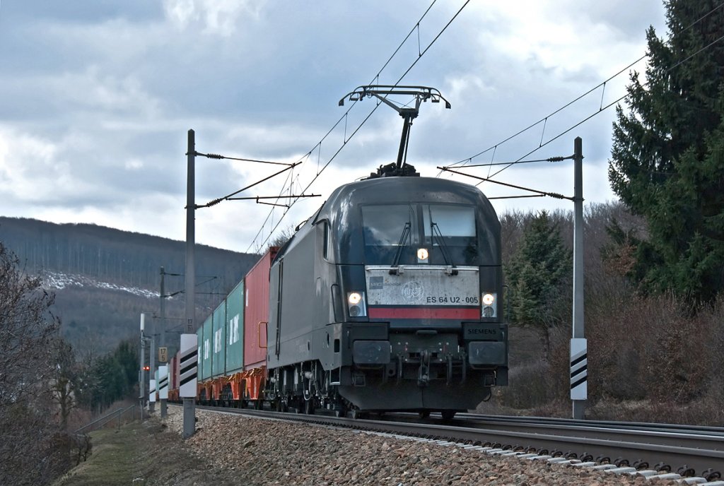 ES 64 U2-005, war am 05.03.2010 um 10:17 mit dem TXL Zug 43949 Richtung Wien unterwegs. Die Aufnahme enstand kurz nach Tullnerbach-Pressbaum.