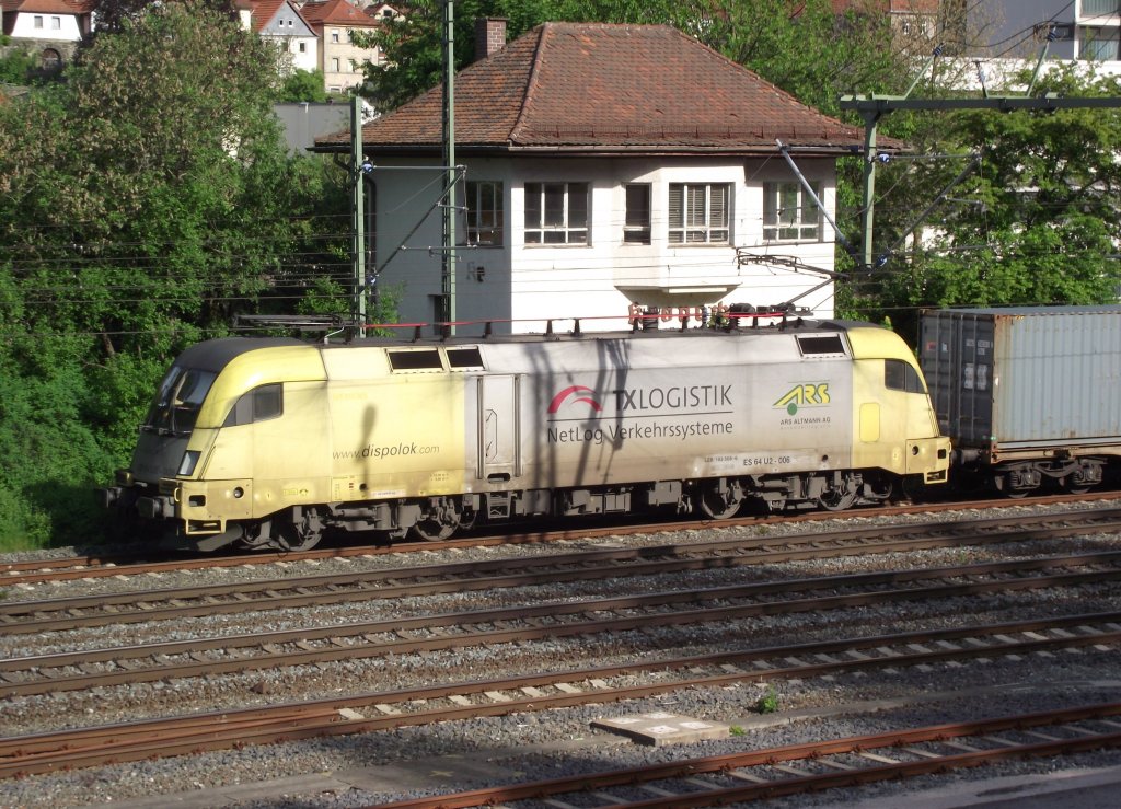 ES 64 U2-006 (182 506-6) der TX Logistik pausiert am 23. Mai 2011 mit einem langem Containerzug auf Gleis 1 in Kronach.