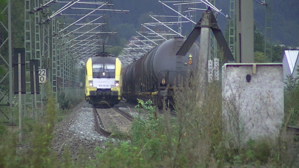 ES 64 U2 006 mit einem Wiener Lokalbahn Taurus und Containerzug begegnen sich mit BR 185 Railion Doppeltraktion und Kesselwagenzug kurz nach Halach bei Kronach. Die Aufnahme entstand am 09.09.2011.
