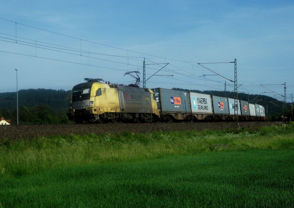 ES 64 U2-006 von TXL ist am 23.Mai 2011 mit einem Containerzug bei Halach unterwegs. Netten Gru zurck.