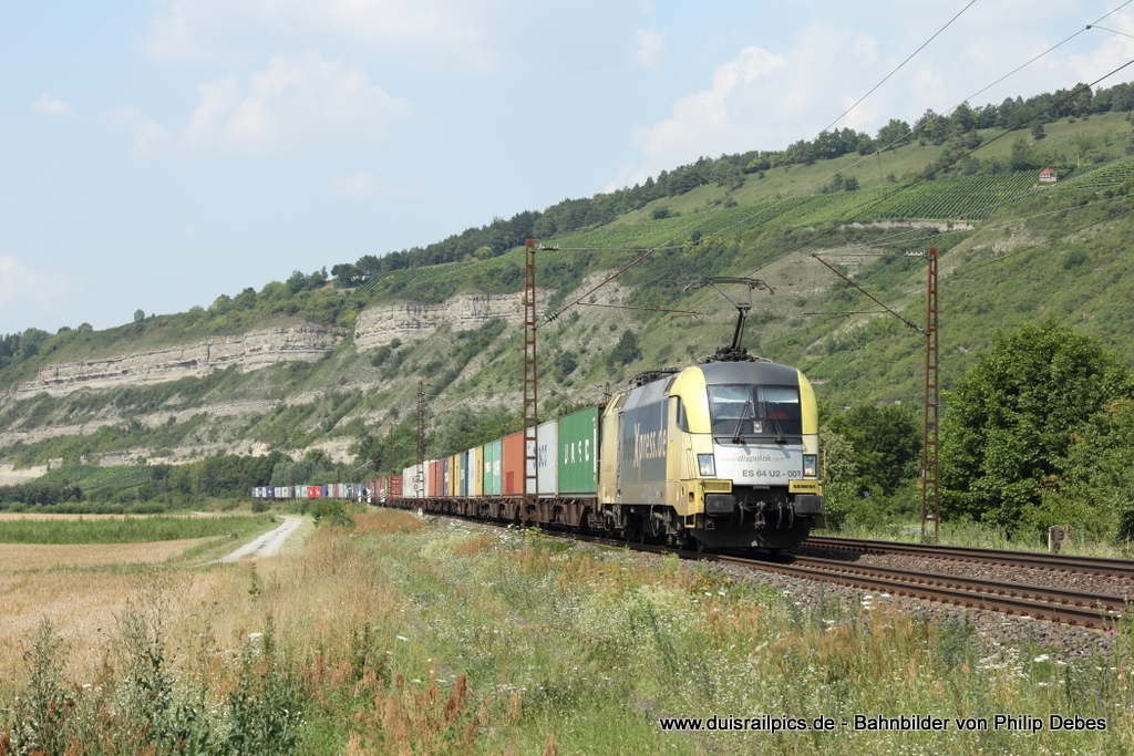 ES 64 U2 - 007 (Boxxpress) f�hrt am 25. Juli 2012 um 14:58 Uhr mit einem G�terzug durch Th�ngersheim
