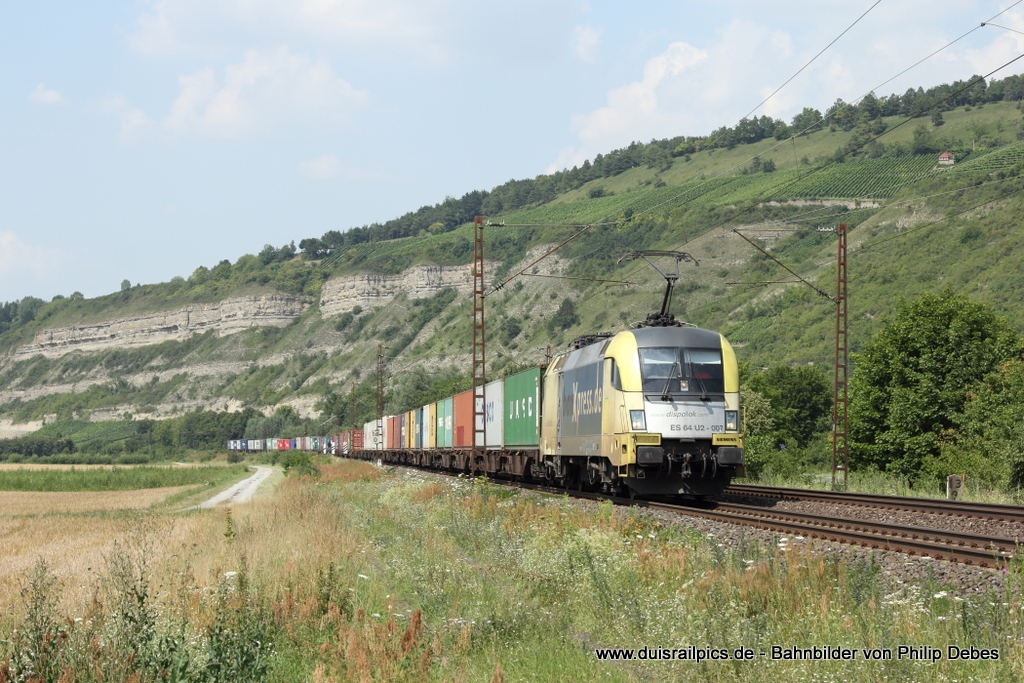 ES 64 U2 - 007 (Boxxpress) fhrt am 25. Juli 2012 um 14:58 Uhr mit einem Gterzug durch Thngersheim