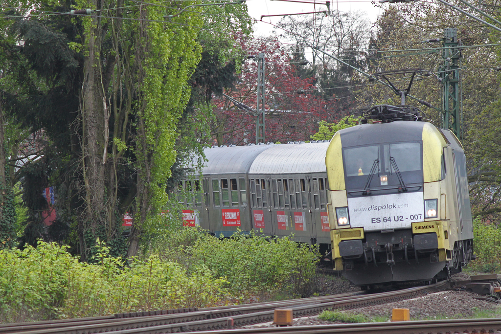 ES 64 U2-007 zog am 28.4.12 einen Fu�ballsonderzug durch Rheydt Hbf.