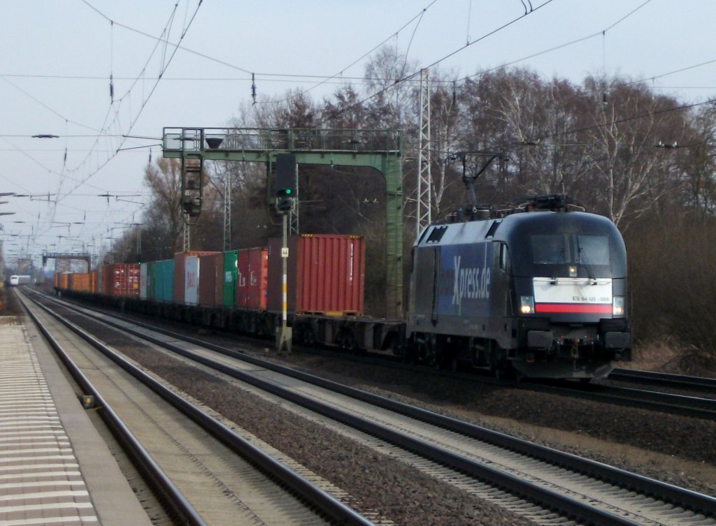 ES 64 U2-008 von MRCE/BoxXpress zieht am 23. Mrz 2013 einen Containerzug durch Dedensen-Gmmer Richtung Wunstorf.
